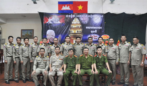 Lãnh đạo Phòng Quản lý học viên và giáo viên chủ nhiệm các lớp Campuchia chụp ảnh lưu niệm cùng các lưu học sinh